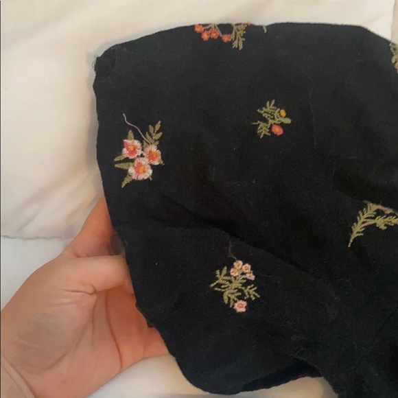 Embroidered Floral Crop Top - Picture 4 of 5